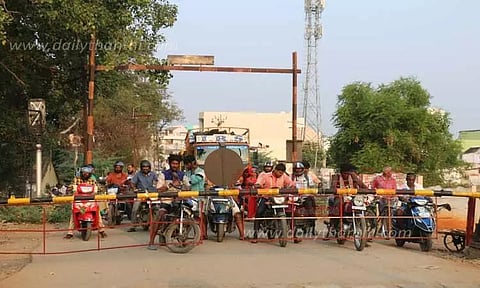 நெல்லை சந்திப்பு மீனாட்சிபுரம்ரெயில்வே கேட்டில் மேம்பாலம் அமைக்கப்படுமா?; பொதுமக்கள் எதிர்பார்ப்பு