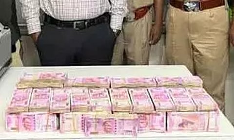 உரிய ஆவணங்கள் இன்றி எடுத்து வந்த ரூ.16 லட்சம் பொருட்கள், பணம் பறிமுதல்