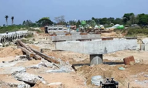 திருவாலங்காடு ஒன்றியத்தில் கொசஸ்தலை ஆற்றின் குறுக்கே ரூ.19 கோடியில் மேம்பாலம் கட்டும் பணி தீவிரம்