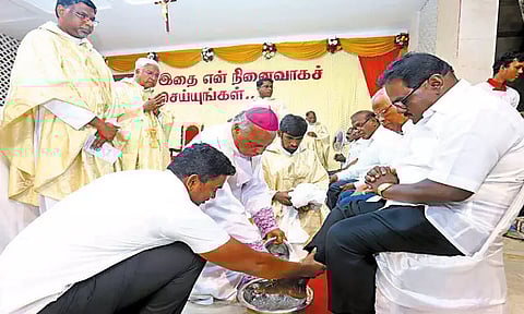 பெரிய வியாழனையொட்டி சாந்தோம் ஆலயத்தில் பாதங்களை கழுவிய மயிலை உயர் மறை மாவட்ட பேராயர்