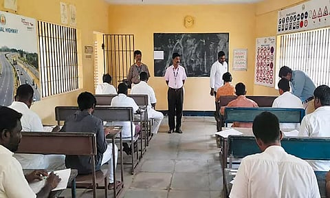 புழல் மத்திய சிறையில் 10ம் வகுப்பு தேர்வு எழுதிய 46 கைதிகள்