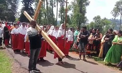 சிலுவை பாதை ஊர்வலம்