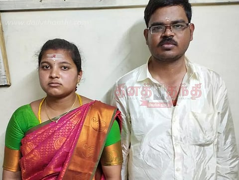 கோபியில் ஆசிரியரை காதலித்து கரம் பிடித்த ஆசிரியை; பாதுகாப்பு கேட்டு போலீஸ் நிலையத்தில் தஞ்சம்