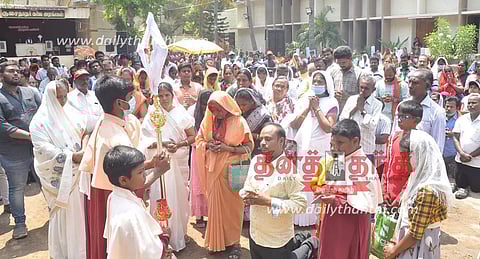 ஈரோடு புனித அமல அன்னை ஆலயத்தில் புனித வெள்ளி சிலுவை பாதை வழிபாடு; இன்று இரவு ஈஸ்டர் சிறப்பு திருப்பலி நடக்கிறது