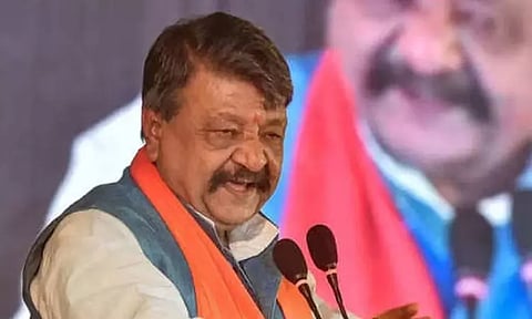 அழகான உடல்... பண்பாடான ஆடைகளை அணியுங்கள் இளம்பெண்களே; பா.ஜ.க. தலைவர் பேச்சால் சர்ச்சை