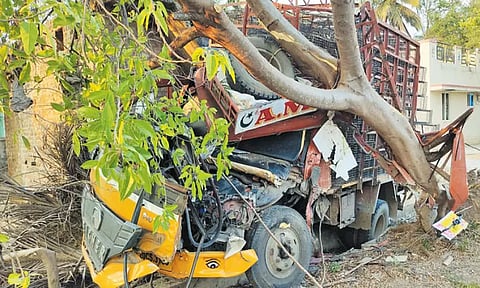 மோட்டார் சைக்கிளை இடித்து தள்ளிவிட்டு தாறுமாறாக ஓடிய சரக்கு வேன் மரத்தில் மோதி நொறுங்கியது - 4 பேர் படுகாயம்
