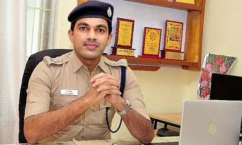 இருசக்கர வாகனங்களை பாதுகாப்பான இடத்தில் நிறுத்த வேண்டும் - போலீஸ் சூப்பிரண்டு அறிவுரை