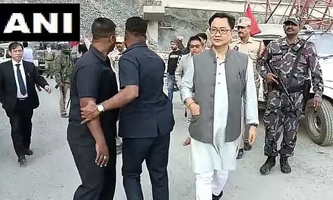 ஜம்மு காஷ்மீரில் மத்திய சட்ட மந்திரி கிரண் ரிஜிஜூவின் கார் மீது லாரி மோதி விபத்து