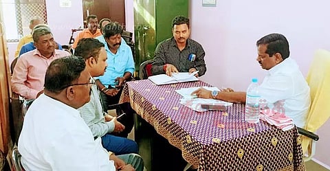 அதிகாரிகளுடன் ஆலோசனை