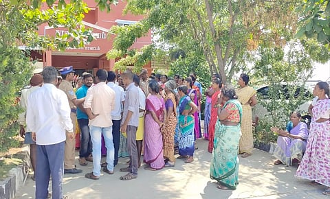 சூளகிரி போலீஸ் நிலையத்தை கிராம மக்கள் முற்றுகை