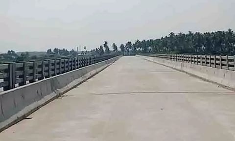 அமராவதி ஆற்றின் குறுக்கே ரூ.15 கோடியில் கட்டப்பட்டபாலம் திறக்கப்படுவது எப்போது?