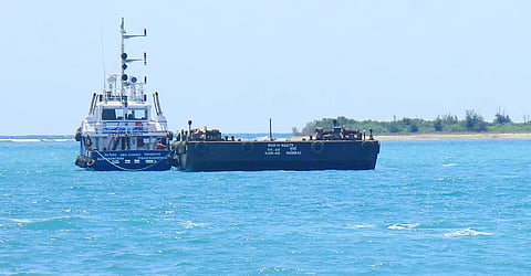 பாம்பன் கடல் பகுதியில் 3 நாட்களுக்கு மேலாக நிறுத்தி வைக்கப்பட்டுள்ள கப்பல்கள்