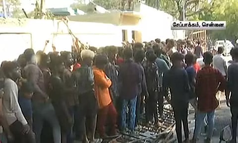 சேப்பாக்கத்தில் சென்னை-ராஜஸ்தான் ஆட்டம்; நீண்ட வரிசைகளில் காத்திருந்து டிக்கெட் வாங்கிய ரசிகர்கள்