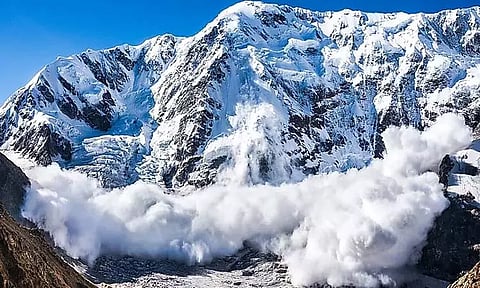 பிரான்ஸ்: ஆல்ப்ஸ் மலையில் ஏற்பட்ட திடீர் பனிச்சரிவு - 4 பேர் பரிதாப பலி