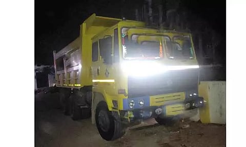 மண் கடத்திய லாரி பறிமுதல்