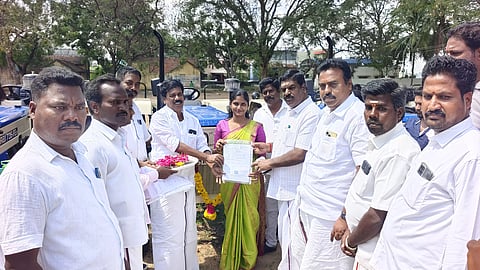 5 ஊராட்சிகளுக்கு டிராக்டர்கள்