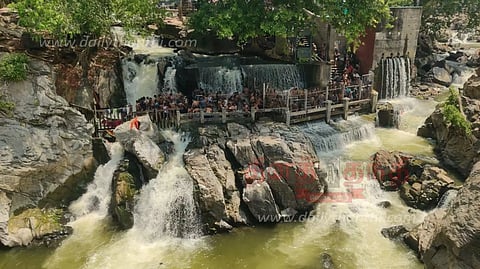 தொடர் விடுமுறையையொட்டிஒகேனக்கல்லில் குவிந்த சுற்றுலா பயணிகள்பரிசல் ஓட்டிகளிடம் வாக்குவாதத்தில் ஈடுபட்டதால் பரபரப்பு