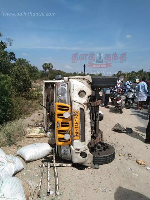 ஊத்தங்கரை அருகேசரக்கு வேன்கள் நேருக்கு நேர் மோதல்; ஒருவர் பலி14 பேர் படுகாயம்