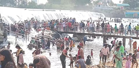 கொடிவேரி அணையில் குவிந்த சுற்றுலா பயணிகள்