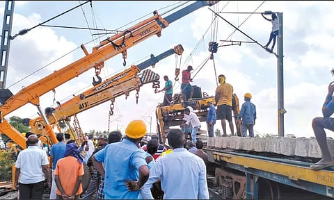 மதுராந்தகம் அருகே சரக்கு ரெயில் தடம் புரண்டது; சென்னை ரெயில்கள் நடுவழியில் நிறுத்தம்