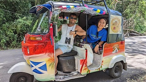 ஆட்டோவில் வலம் வந்த வெளிநாட்டு சுற்றுலா பயணிகள்