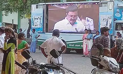 சட்டசபை நிகழ்வு மின்னணு வாகனத்தில் நேரடி ஒளிபரப்பு