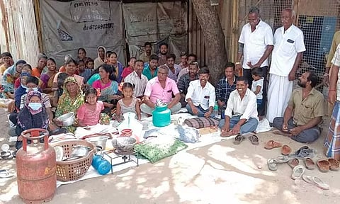 கடலூரில், 43 வீடுகளை காலி செய்ய எதிர்ப்பு: கலெக்டர் அலுவலகத்தில் குடியேற பெட்டி, படுக்கைகளுடன் தயாரான பொதுமக்கள் கோட்டாட்சியர் சமாதான பேச்சுவார்த்தை நடத்தியதால் போராட்டம் ஒத்திவைப்பு