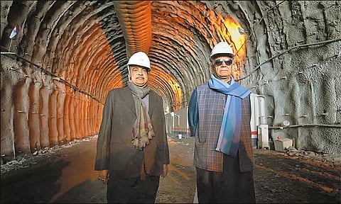 மத்திய மந்திரி நிதின் கட்காரி, ஜம்மு காஷ்மீர் துணைநிலை கவர்னர் மனோஜ் சின்கா ஆகியோர் சோஜிலா சுரங்கப்பாதையை ஆய்வு செய்தபோது எடுத்த படம்.