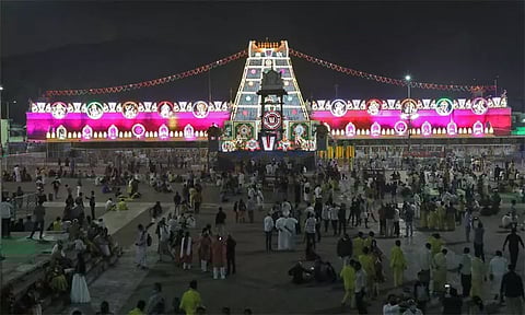 தீப்பெட்டிக்குள் அடங்கும் வகையில் நெய்யப்பட்ட பட்டு வஸ்திரங்கள் ஏழுமலையான், பத்மாவதி தாயாருக்கு காணிக்கை