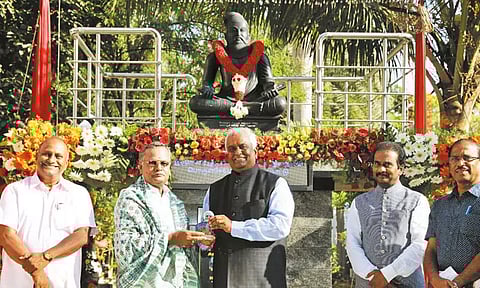 நுங்கம்பாக்கம் வருமான வரித்துறை அலுவலகத்தில் திருவள்ளுவர் சிலை