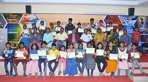 மாவட்ட அளவிலான சதுரங்க போட்டி:வெற்றி பெற்ற மாணவ, மாணவிகளுக்கு பரிசு