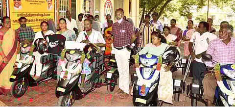 சிறப்பு குறைதீர்க்கும் நாள் கூட்டத்தில்52 மாற்றுத்திறனாளிகளுக்கு ரூ.19.19 லட்சத்தில் நலத்திட்ட உதவிகள்கலெக்டர் சாந்தி வழங்கினார்