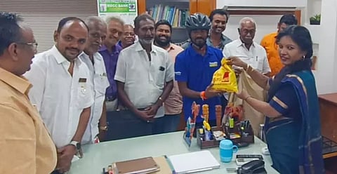 விழிப்புணர்வு சைக்கிள் பயணம் மேற்கொள்ளும்ஆந்திர வாலிபருக்கு கலெக்டர் பாராட்டு