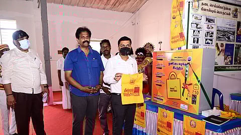 தானியங்கி எந்திரம் மூலம் ரூ.10-க்கு மஞ்சள் பை