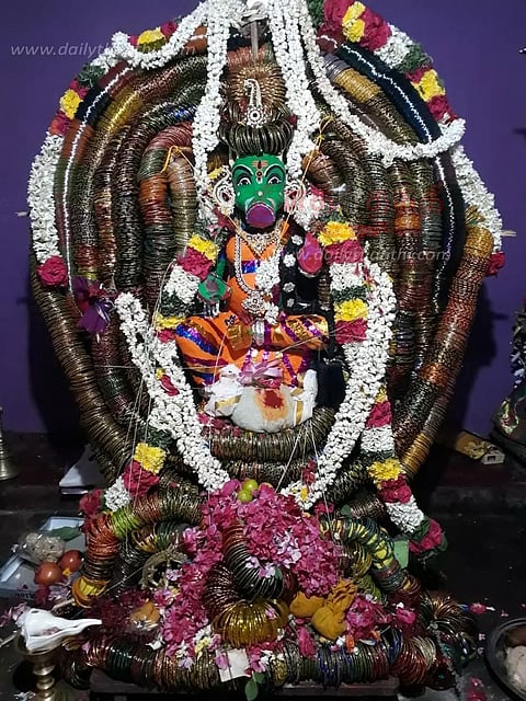 வராகி அம்மனுக்கு வளையல் அலங்காரம்