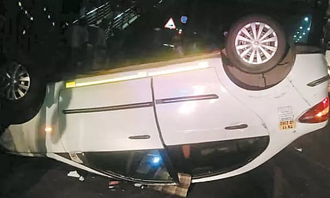 குரோம்பேட்டை ஜி.எஸ்.டி. சாலையில் விபத்து: இரும்பு தடுப்பில் மோதி தலைகுப்புற கவிழ்ந்த கார் - டிரைவர் அதிர்ஷ்டவசமாக உயிர் தப்பினார்