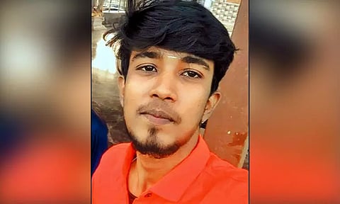 கும்மிடிப்பூண்டி அருகே வாகனம் மோதி தனியார் நிறுவன ஊழியர் பலி