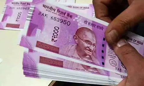 தொழிலாளியை தாக்கி பணம் பறிப்பு - மர்மநபர்களுக்கு வலைவீச்சு