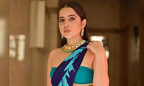 மார்பு தெரிய புது டிரஸ்: "பேஷன் என்ற பெயரில் உச்சகட்ட ஆபாசம்" நெட்டிசன்கள் விமர்சனம்