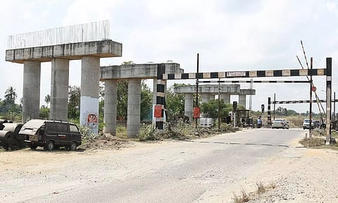 கிடப்பில் போடப்பட்ட மேம்பால பணிகள்