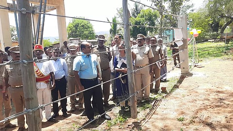 தேன்கனிக்கோட்டை வனப்பகுதியில் இரும்பு வேலி அமைக்கும் பணிகளை கலெக்டர் ஆய்வு