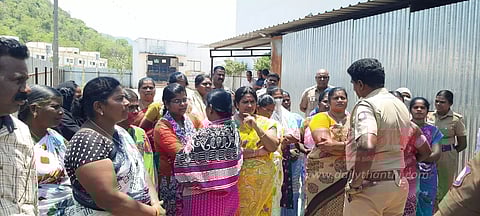 பாப்பிரெட்டிப்பட்டியில் டாஸ்மாக் கடையை பெண்கள் முற்றுகை