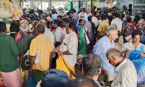 தமிழ்ப் புத்தாண்டை முன்னிட்டு கரூர் மார்க்கெட்டில் பூக்களின் விலை கிடுகிடு உயர்வு