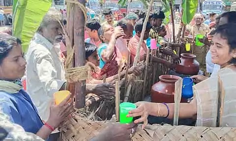 கரூ மாநகராட்சி சார்பில் பஸ் நிலையத்தில் நீர்மோர் பந்தல் திறப்பு