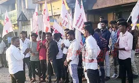 கல்லூரி அருகே உள்ள டாஸ்மாக் கடையை மூடக்கோரி மாணவர்கள் ஆர்ப்பாட்டம்