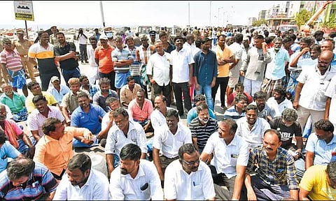 சாலையோர கடைகளை அப்புறப்படுத்தியதால் 2-வது நாளாக மீனவர்கள் சாலை மறியல்