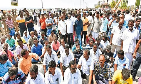 பட்டினப்பாக்கம் பகுதியில் சாலையோர கடைகளை அப்புறப்படுத்தியதால் 2-வது நாளாக மீனவர்கள் சாலை மறியல்