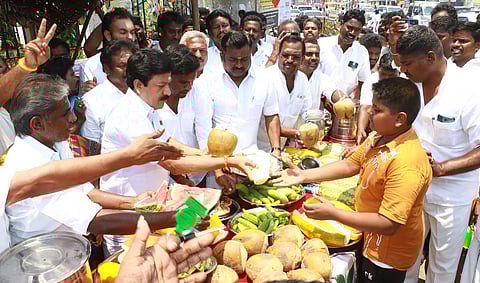 அ.தி.மு.க. சார்பில் நீர், மோர் பந்தல்