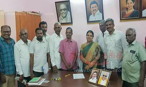 அமைச்சர் கீதாஜீவனிடம் ஊரக வளர்ச்சித்துறை அலுவலர்கள் சங்கத்தினர் கோரிக்கை மனு