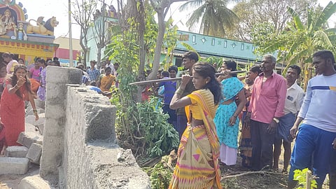 சூளகிரி அருகேகோவில் நிலத்தை ஆக்கிரமித்து கட்டிய சுற்றுச்சுவர் இடிப்பு